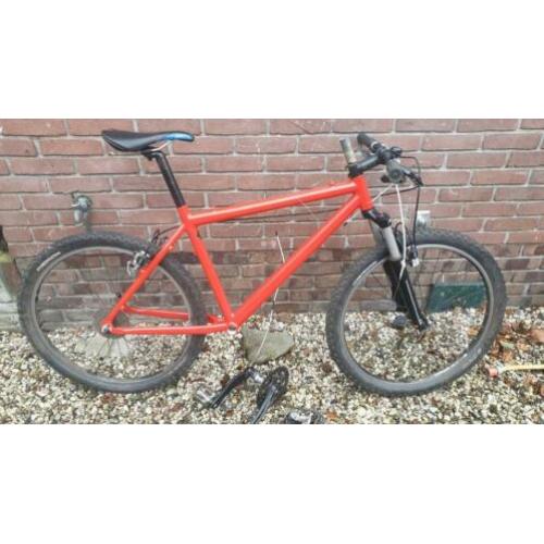 Gecoat alu mtb 26" maat 48cm (met accessoires)