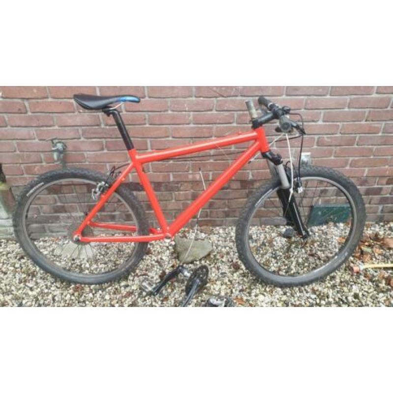 Gecoat alu mtb 26" maat 48cm (met accessoires)