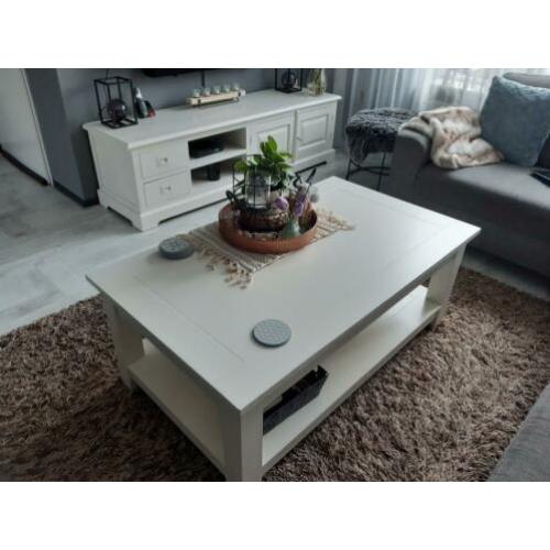 Eettafel,Salontafel en Tv kast,in goede stevige staat!!