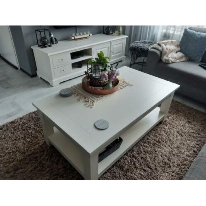 Eettafel,Salontafel en Tv kast,in goede stevige staat!!