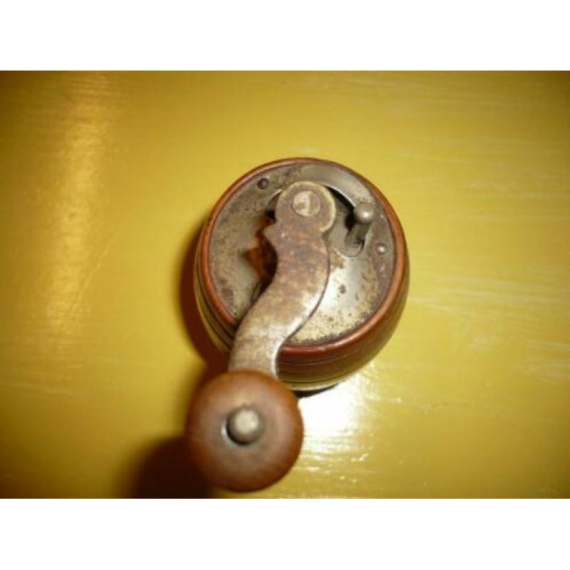 Mie18> oud peper molentje 9 cm hoog