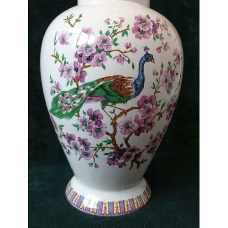 Mooie grote vaas met pauw en bloemen