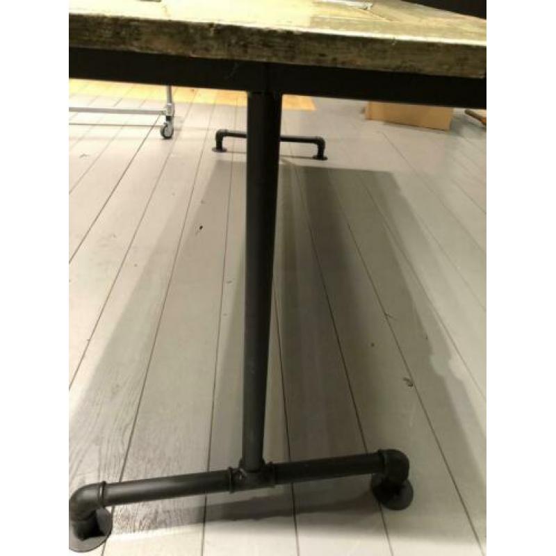 Tafel van oude deur met stalen onderframe 2 stuks €100,- pst