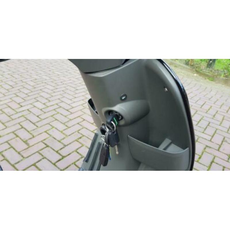 te koop aangeboden unieke Vespa S 50 4T snor.