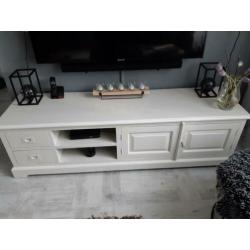 Eettafel,Salontafel en Tv kast,in goede stevige staat!!