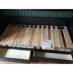 Hemnes donkerbruin bed.