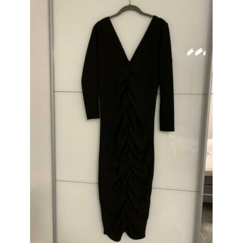 H&M zwarte midi jurk maat 42 V-hals en rug