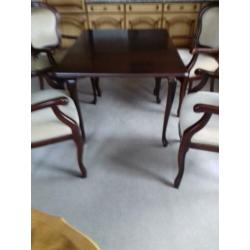 4 stoelen +tafel (iets apart)