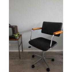 Vintage bureaustoel, mooie grijze stof met houten armleuning