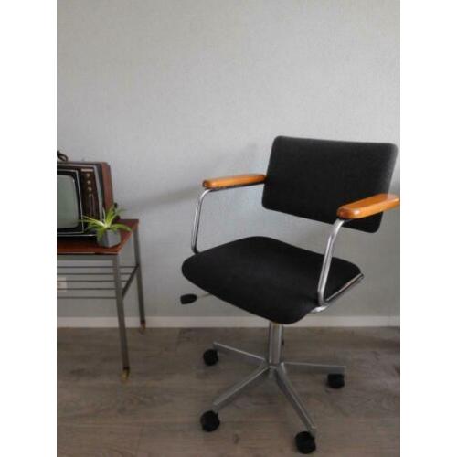 Vintage bureaustoel, mooie grijze stof met houten armleuning
