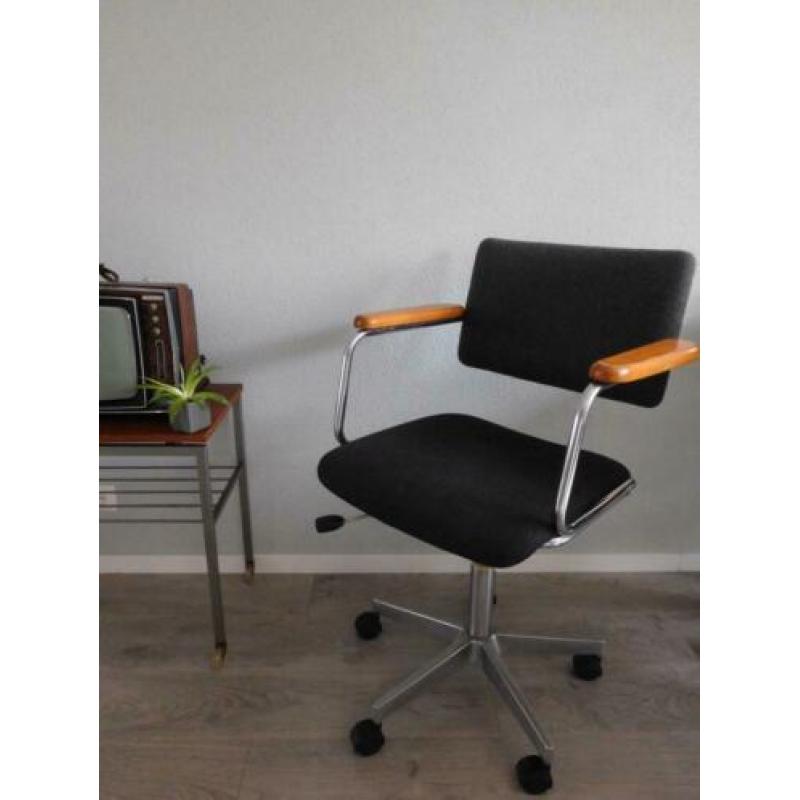 Vintage bureaustoel, mooie grijze stof met houten armleuning