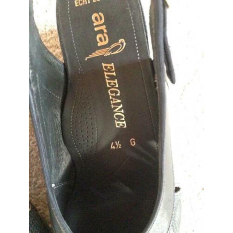Schoenen: blauwe dames schoen met lage hak. ARA. Maat 37,5