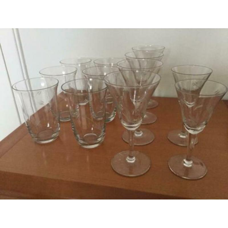 Alles moet weg: 12 glazen uit een 30-er jaren glasservies