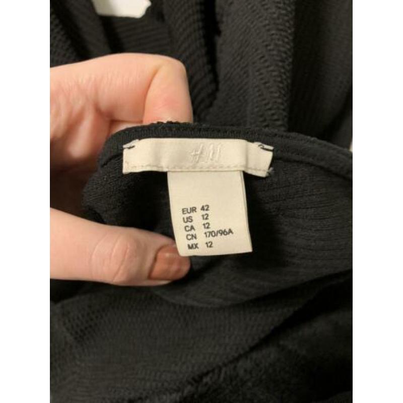H&M zwarte midi jurk maat 42 V-hals en rug