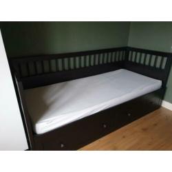 Hemnes donkerbruin bed.