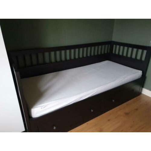 Hemnes donkerbruin bed.
