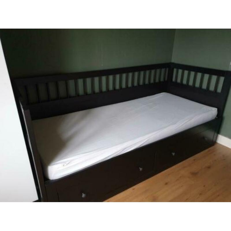 Hemnes donkerbruin bed.
