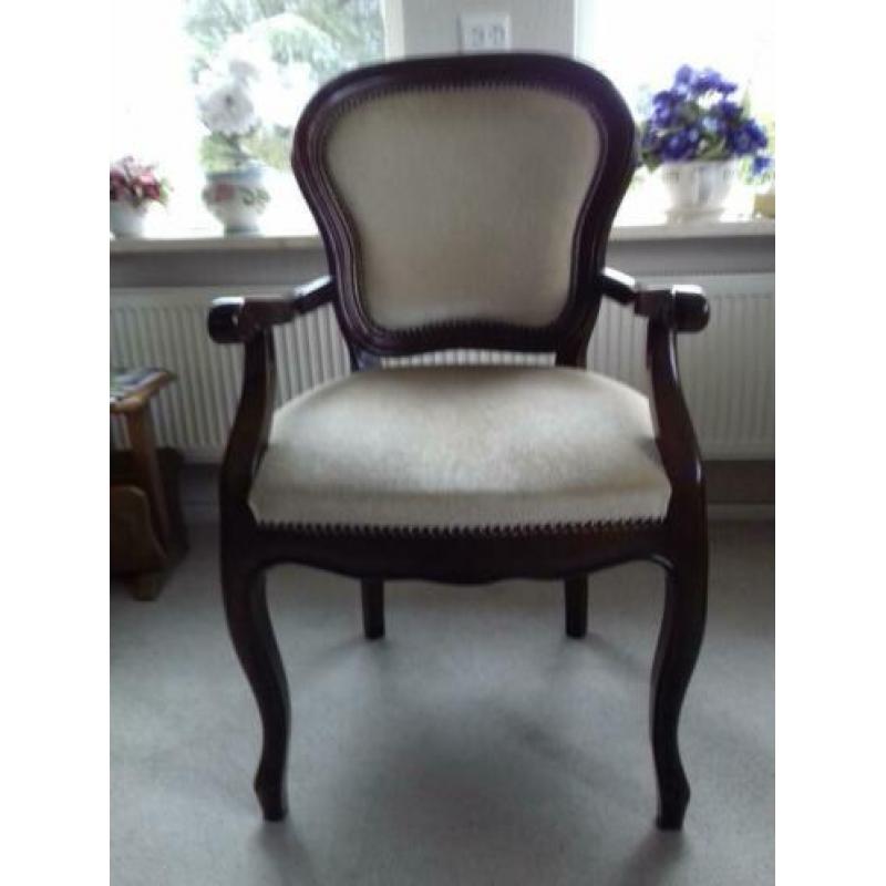 4 stoelen +tafel (iets apart)