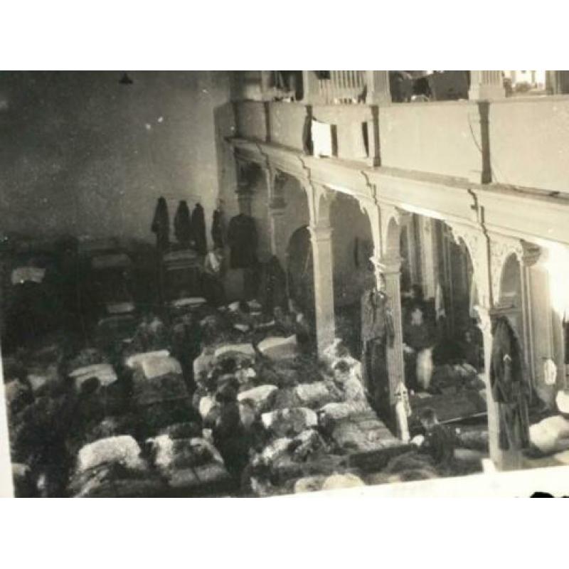 Foto’s van een (tijdelijke) Nederlandse legerbasis.