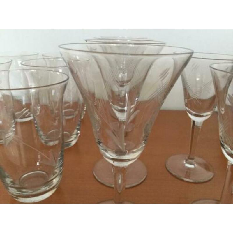Alles moet weg: 12 glazen uit een 30-er jaren glasservies