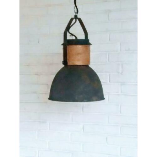 Stoere industriële fabriekslamp met roesteffect