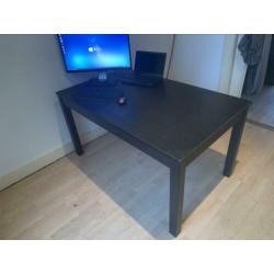 Zwarte eettafel (uitschuifbaar)
