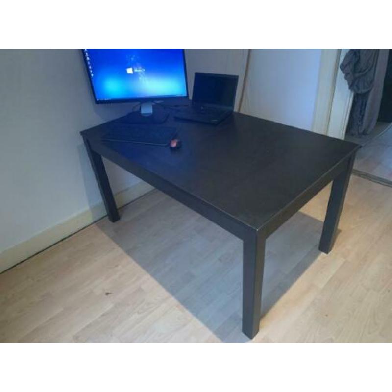 Zwarte eettafel (uitschuifbaar)