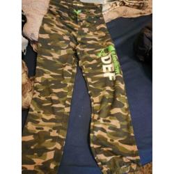 Trainingsbroek legerprint. Nieuw maat 164.
