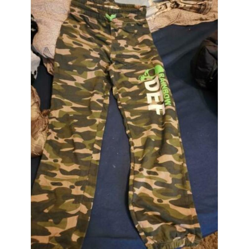 Trainingsbroek legerprint. Nieuw maat 164.
