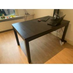 Zwarte eettafel (uitschuifbaar)
