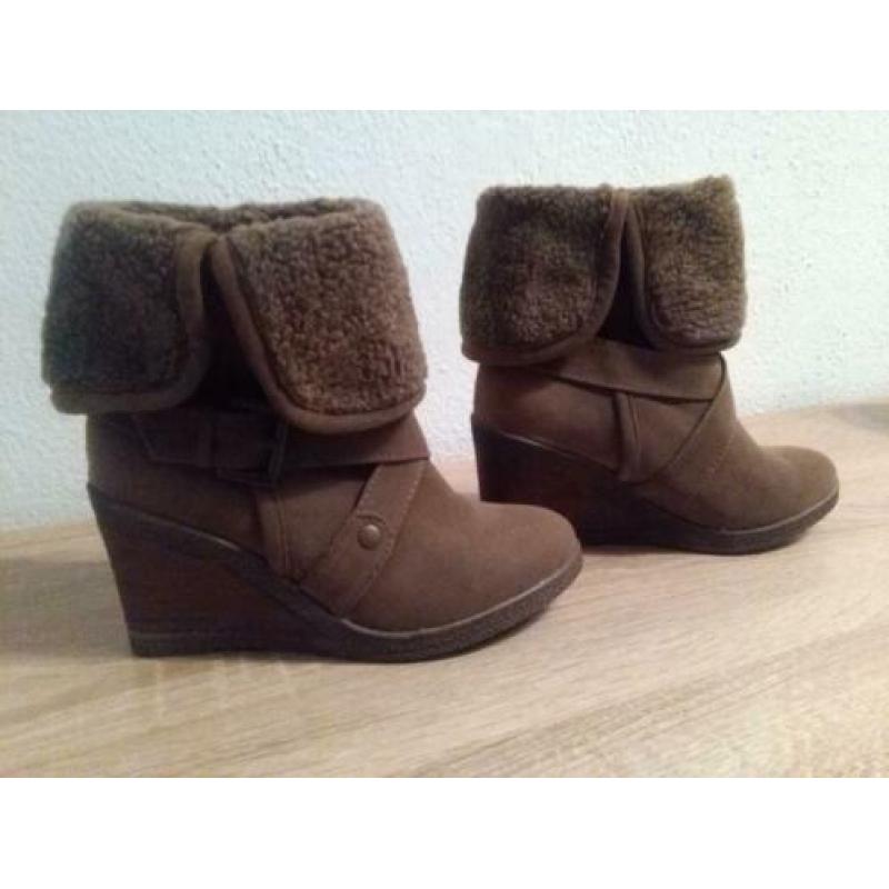 Mooie leren suede enkelslaarsjes, kleur bruin, merk TANGO.