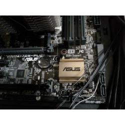 Intel 6600k @ 4,5 GHz, met ASUS moederbord en cpu koeler