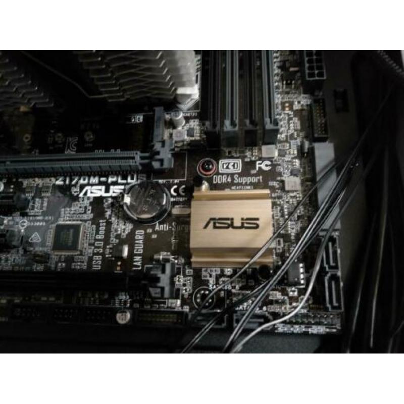 Intel 6600k @ 4,5 GHz, met ASUS moederbord en cpu koeler