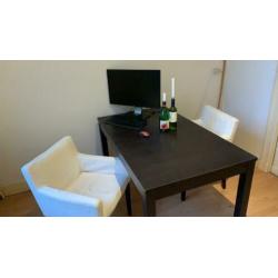 Zwarte eettafel (uitschuifbaar)