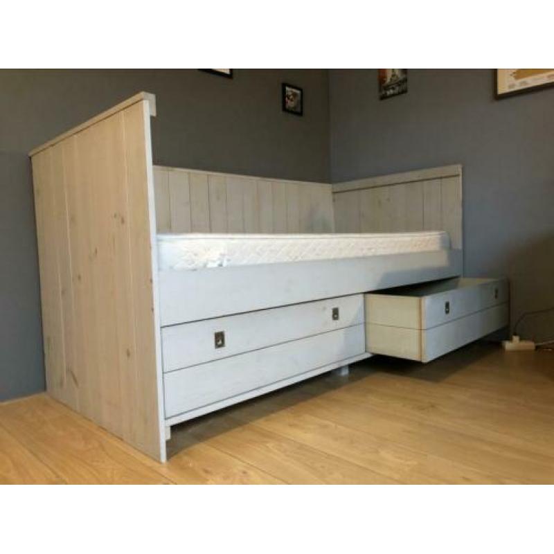 Mooie steigerhouten set bed en bureau ook los te koop