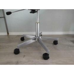 Vintage bureaustoel, mooie grijze stof met houten armleuning