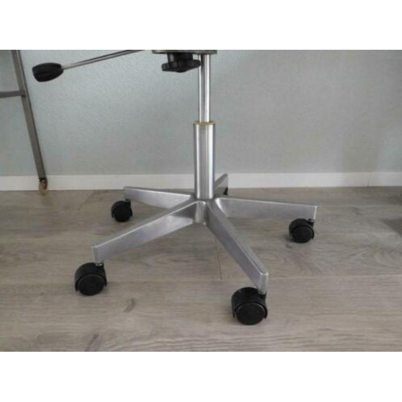 Vintage bureaustoel, mooie grijze stof met houten armleuning