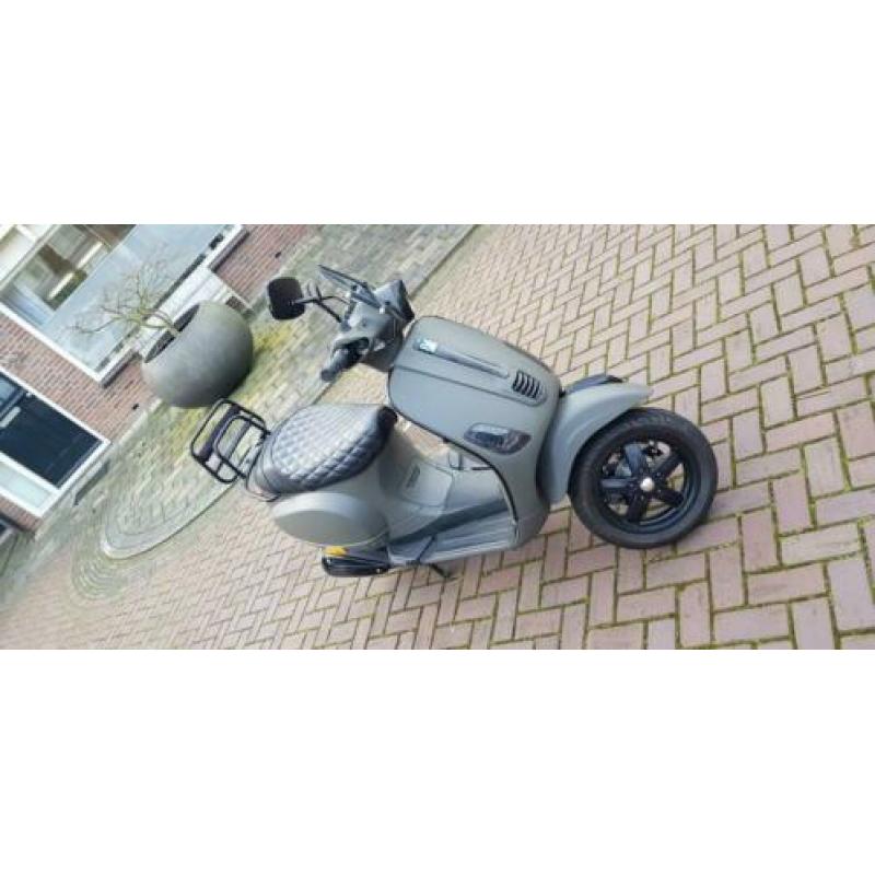 te koop aangeboden unieke Vespa S 50 4T snor.