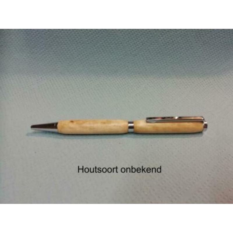 Handgemaakte houten balpennen.