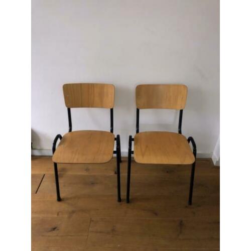 2 Schoolstoeltjes + 2 gratis stoelen