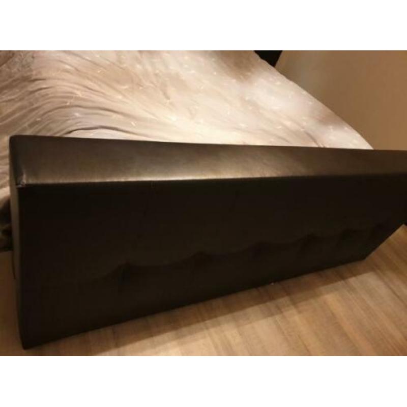 2 persoons boxspring incl bijbehorende nachtkastjes