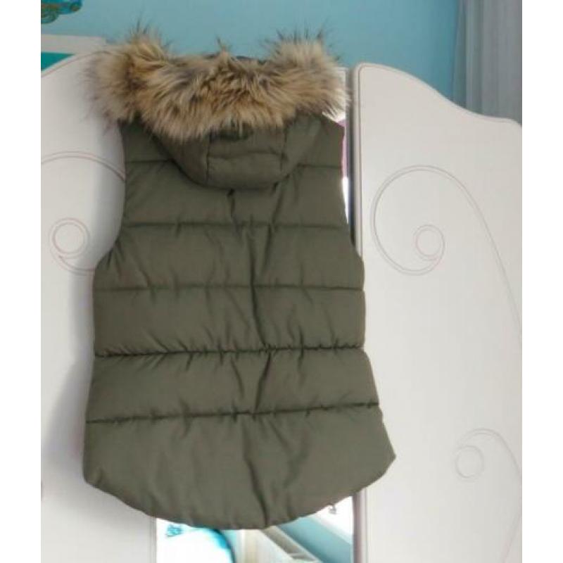 legergroen bodywarmer van het merk H&M
