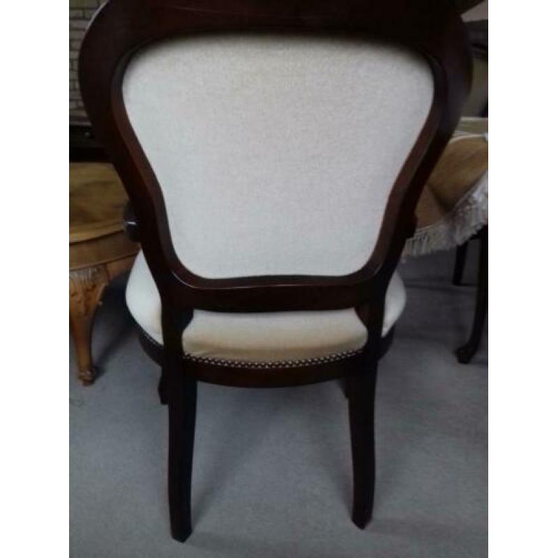 4 stoelen +tafel (iets apart)