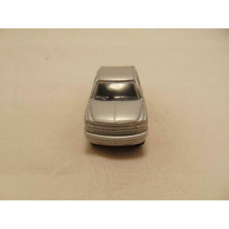 Chevrolet Silverado Pickup 1:64 Maisto zilverkleurig