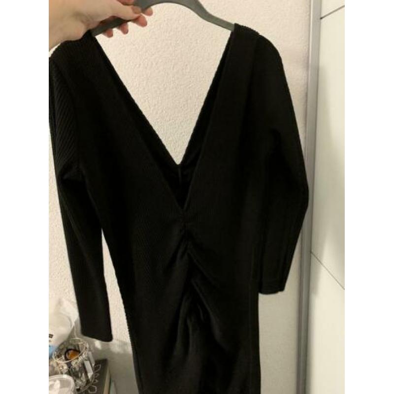 H&M zwarte midi jurk maat 42 V-hals en rug