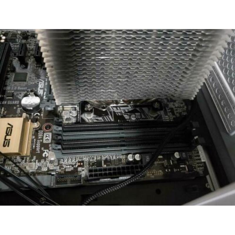 Intel 6600k @ 4,5 GHz, met ASUS moederbord en cpu koeler
