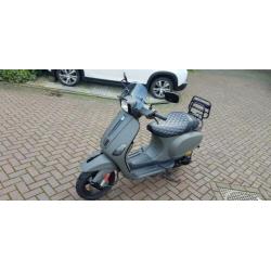 te koop aangeboden unieke Vespa S 50 4T snor.