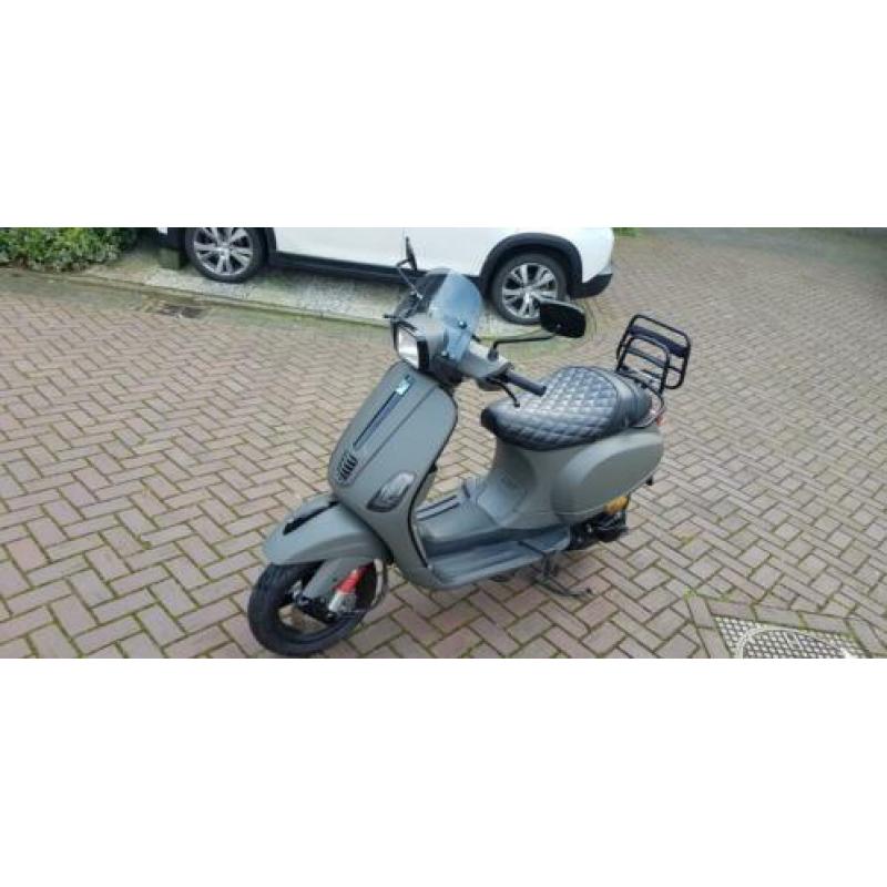 te koop aangeboden unieke Vespa S 50 4T snor.