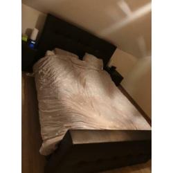 2 persoons boxspring incl bijbehorende nachtkastjes