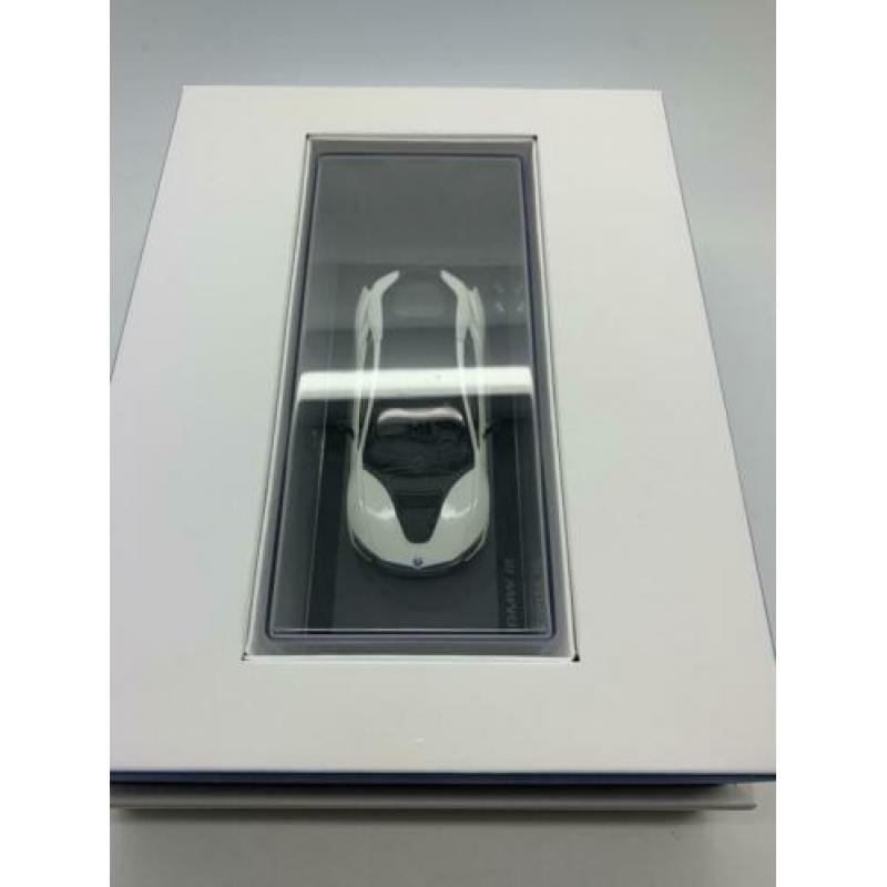 BMW i8 “Wit” luxe doos 1:43
